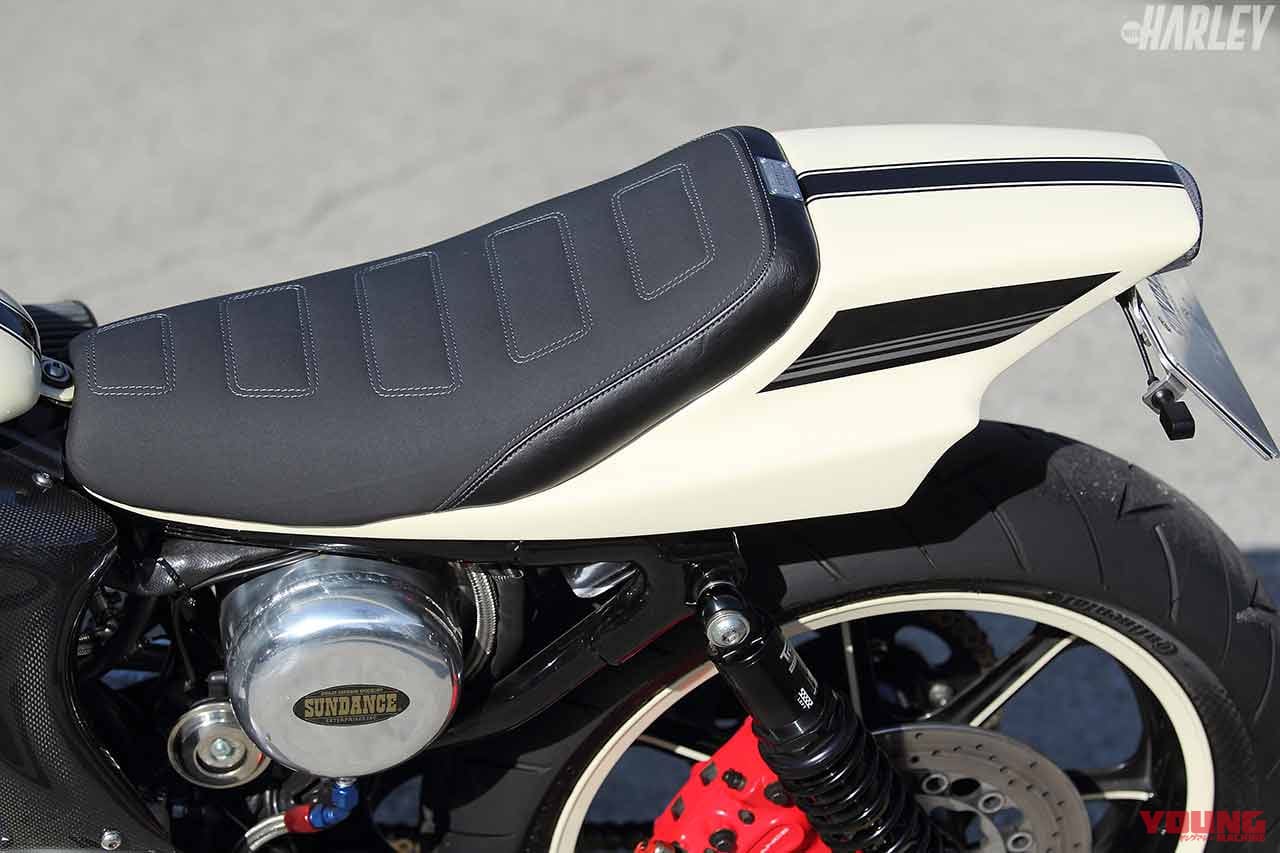 ハーレーカスタム・サンダンス エボニー&アイボリー|シート|ハーレーカスタム・サンダンス エボニー&アイボリー【車体の完成度の高さに見る達人の技の凄み】