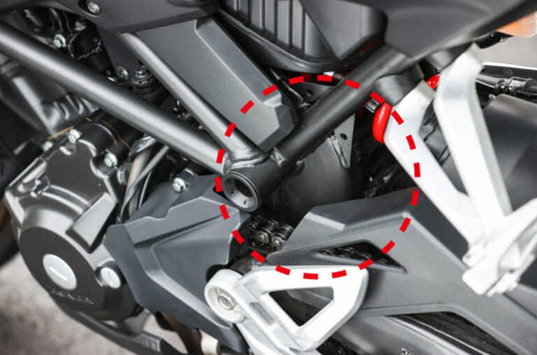 ホンダ CB250R|ピボットプレート|ホンダCB250Rディテール写真解説【スポーツライディングのスタートにふさわしい基礎マシン】