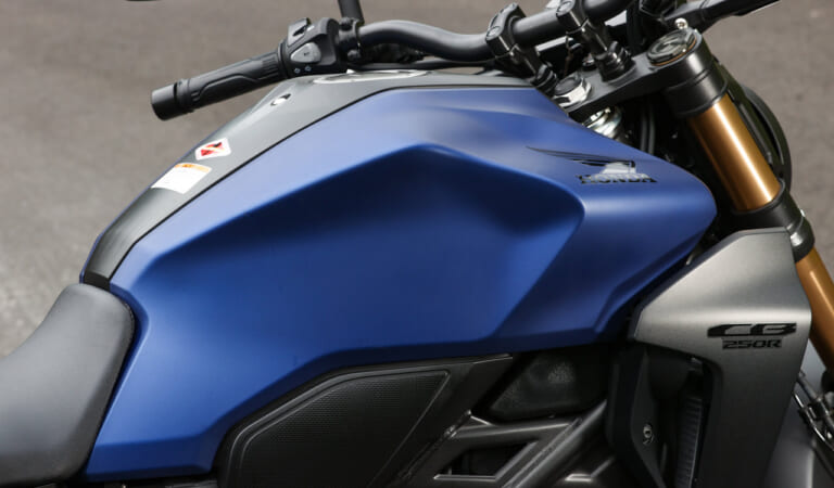 ホンダ CB250R|燃料タンクシェルター|ホンダCB250Rディテール写真解説【スポーツライディングのスタートにふさわしい基礎マシン】