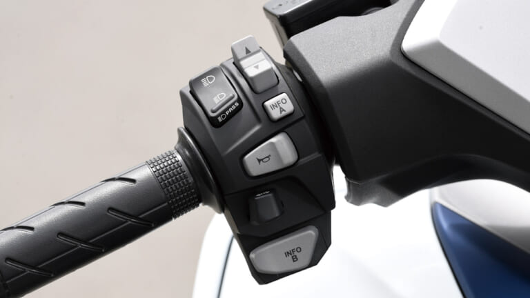 ホンダ フォルツァ|スイッチボックス|ホンダ フォルツァ試乗インプレッション【優秀な操縦安定性を継承。これぞ正常進化の極み】