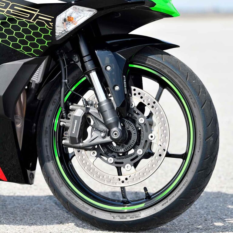 カワサキ ニンジャZX-25R SE KRTエディション|フロントまわり|カワサキ ニンジャZX-25R SE KRTエディション試乗インプレ【法定速度内での快感に価値あり】