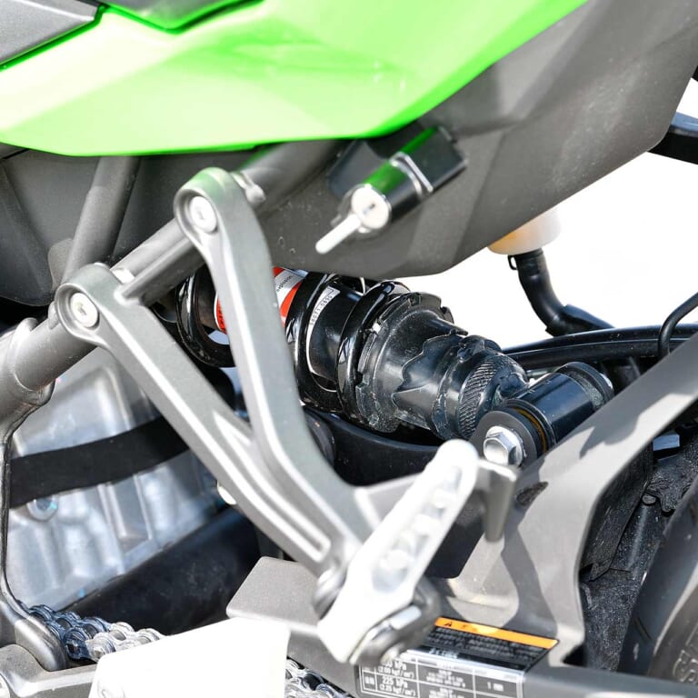 カワサキ ニンジャZX-25R SE KRTエディション|リヤサスペンション|カワサキ ニンジャZX-25R SE KRTエディション試乗インプレ【法定速度内での快感に価値あり】