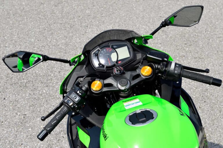 カワサキ ニンジャZX-25R SE KRTエディション|ハンドルまわり|カワサキ ニンジャZX-25R SE KRTエディション試乗インプレ【法定速度内での快感に価値あり】