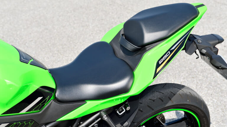 カワサキ ニンジャZX-25R SE KRTエディション|シート|カワサキ ニンジャZX-25R SE KRTエディション試乗インプレ【法定速度内での快感に価値あり】