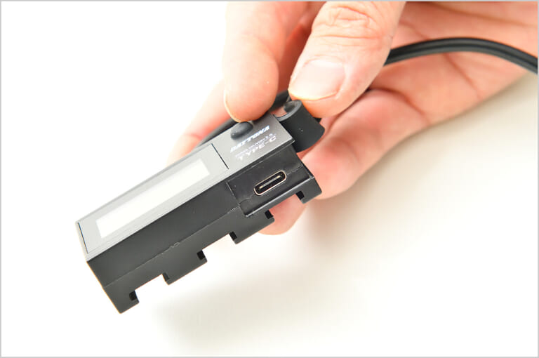 デイトナ｜デジタル電圧計＆USB電源Type-Cイープラスチャージャー｜ハンドルクランプ差し込み口