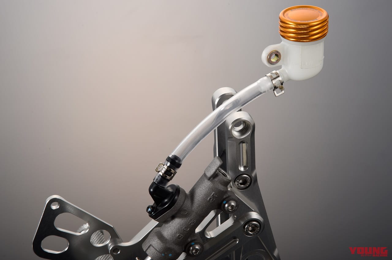 |自在に曲げられて汗もかきにくいブレーキフルードリザーバーホース〈ベビーフェイス〉