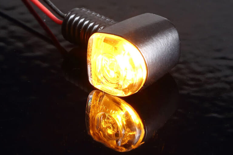 キジマ|ウインカーランプNANO|目立たないのに主張する! 車検対応の極小LEDウインカーにクールなメッキ仕様が登場〈キジマ〉