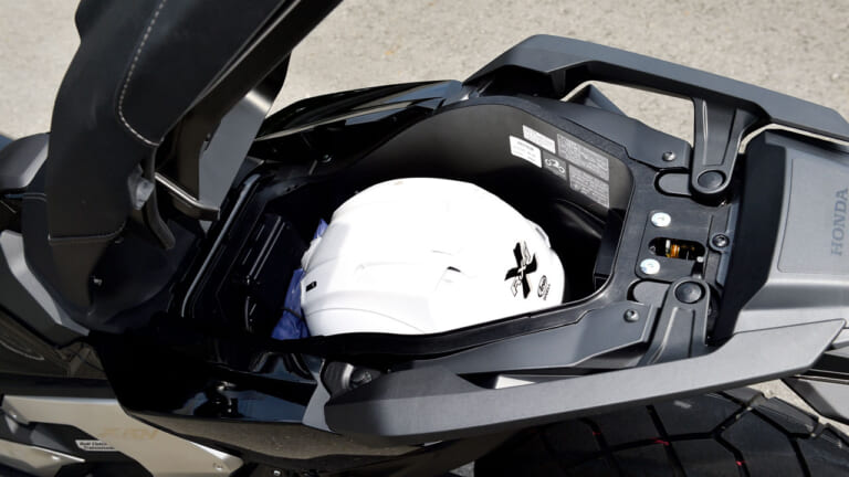ホンダX-ADV|シート下収納|普段使いからダート走行まで! ホンダX-ADV試乗インプレッション【電脳化促進で魅力底上げ】
