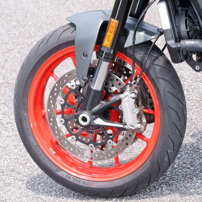 ドゥカティ モンスター+|フロントまわり|ドゥカティ モンスター+ ディテール写真解説【29年目の大変革で新たな時代を切り開く】