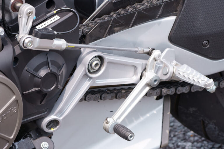 アプリリアRS660試乗インプレッション|クイックシフター|公道に最適な全部入りミドル! アプリリアRS660試乗インプレッション〈by 丸山浩〉