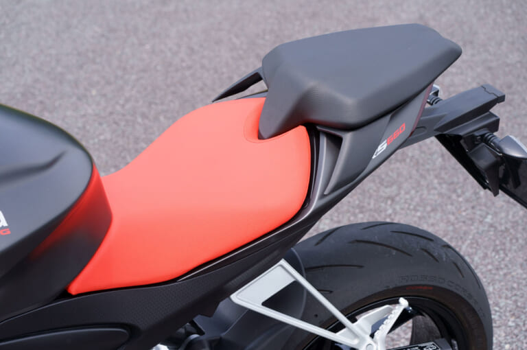 アプリリアRS660試乗インプレッション|シート|公道に最適な全部入りミドル! アプリリアRS660試乗インプレッション〈by 丸山浩〉