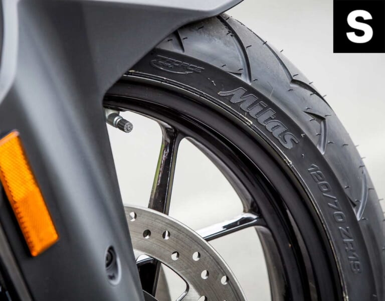 KTM 1290スーパーアドベンチャーS|KTM 1290スーパーアドベンチャーS/R ディテール写真比較【コンパクト&オフ性能アップ】