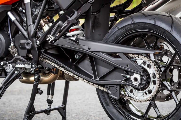 KTM 1290スーパーアドベンチャーS/R|スイングアーム|KTM 1290スーパーアドベンチャーS/R ディテール写真比較【コンパクト&オフ性能アップ】