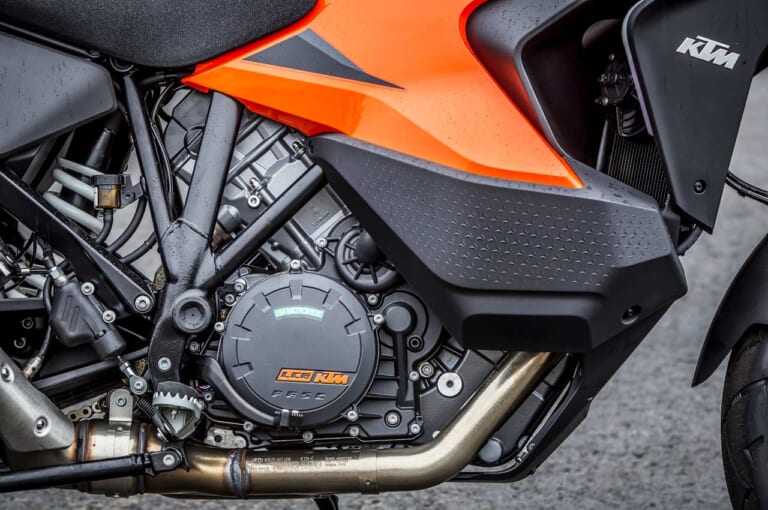 KTM 1290スーパーアドベンチャーS/R|ラジエター|KTM 1290スーパーアドベンチャーS/R ディテール写真比較【コンパクト&オフ性能アップ】