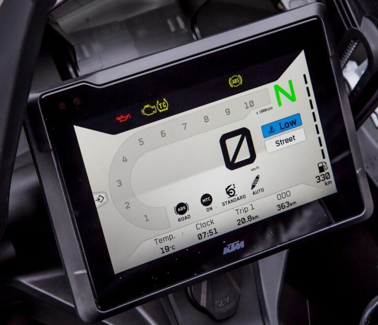 KTM 1290スーパーアドベンチャーS/R|メーター|KTM 1290スーパーアドベンチャーS/R ディテール写真比較【コンパクト&オフ性能アップ】