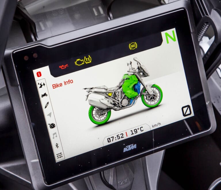 KTM 1290スーパーアドベンチャーS/R|メーター|KTM 1290スーパーアドベンチャーS/R ディテール写真比較【コンパクト&オフ性能アップ】