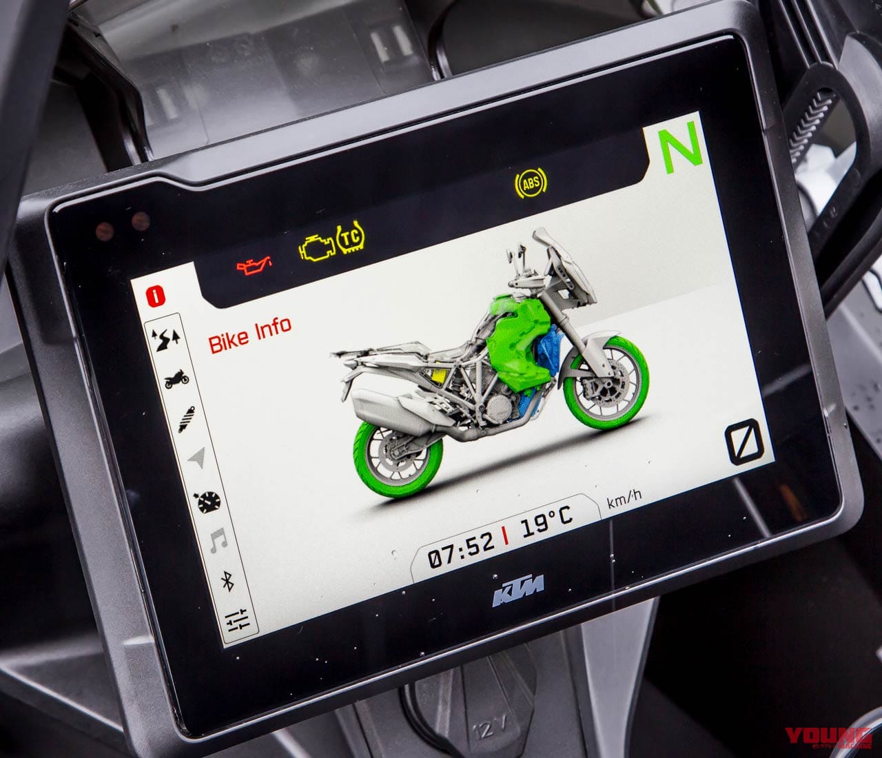 KTM 1290スーパーアドベンチャーS/R|メーター|KTM 1290スーパーアドベンチャーS/R ディテール写真比較【コンパクト&オフ性能アップ】