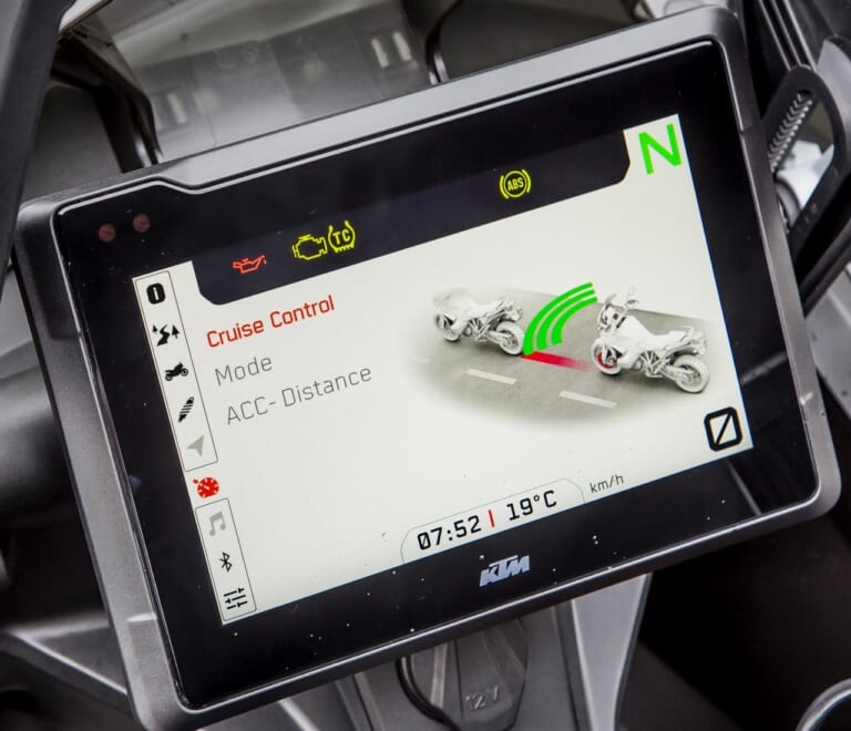 KTM 1290スーパーアドベンチャーS/R|メーター|KTM 1290スーパーアドベンチャーS/R ディテール写真比較【コンパクト&オフ性能アップ】