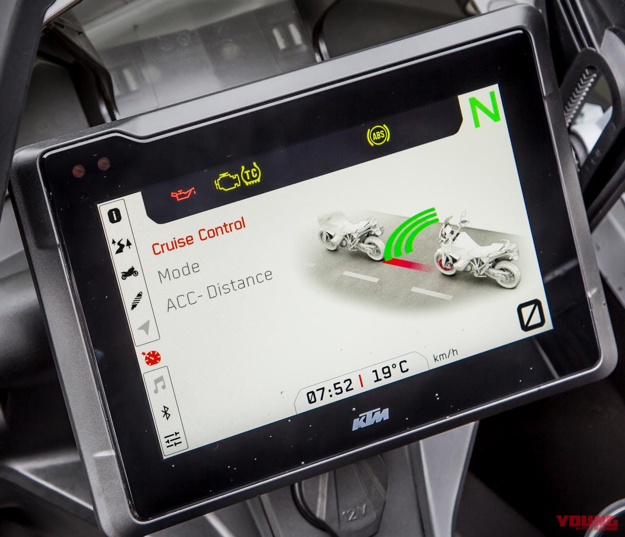 KTM 1290スーパーアドベンチャーS/R|メーター|KTM 1290スーパーアドベンチャーS/R ディテール写真比較【コンパクト&オフ性能アップ】