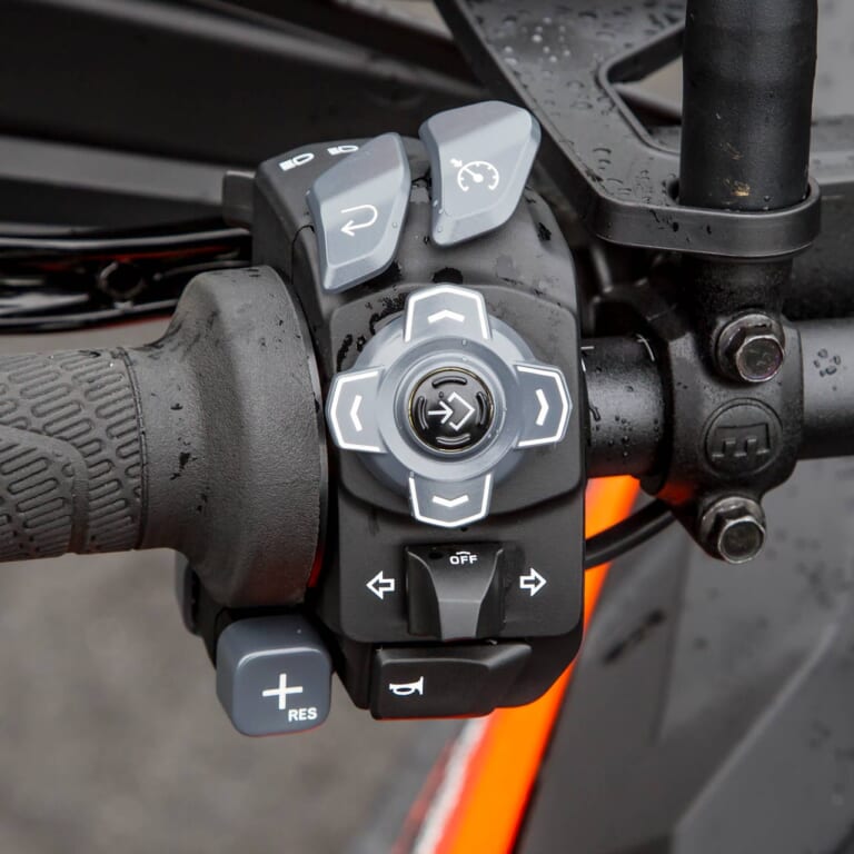 KTM 1290スーパーアドベンチャーS/R|スイッチボックス|KTM 1290スーパーアドベンチャーS/R ディテール写真比較【コンパクト&オフ性能アップ】