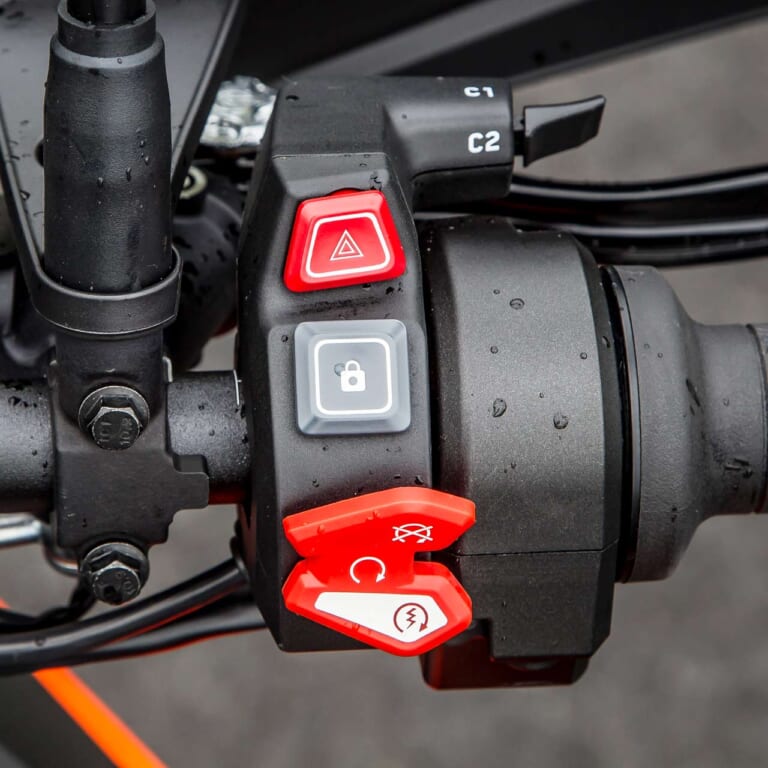 KTM 1290スーパーアドベンチャーS/R|スイッチボックス|KTM 1290スーパーアドベンチャーS/R ディテール写真比較【コンパクト&オフ性能アップ】