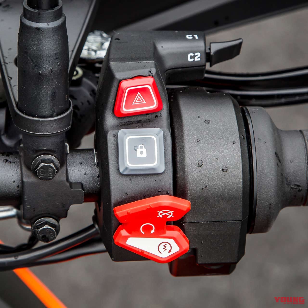 |KTM 1290スーパーアドベンチャーS/R ディテール写真比較【コンパクト&オフ性能アップ】