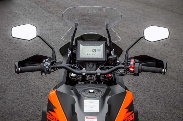 KTM 1290スーパーアドベンチャーS/R||ハンドルまわり|KTM 1290スーパーアドベンチャーS/R ディテール写真比較【コンパクト&オフ性能アップ】