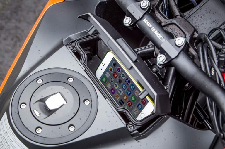 KTM 1290スーパーアドベンチャーS/R|タンク上の小物入れ|KTM 1290スーパーアドベンチャーS/R ディテール写真比較【コンパクト&オフ性能アップ】