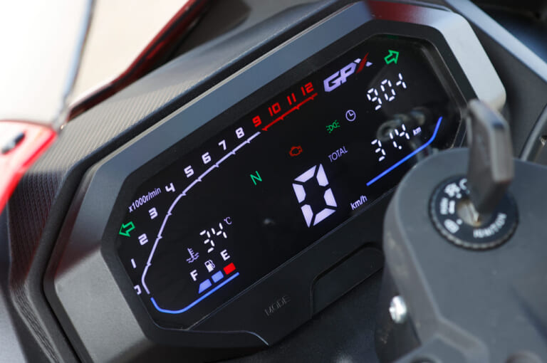 GPXデーモンGR200R|メーター|GPX最新主力モデル試乗インプレ【敷居低く楽しめる軽二輪フルカウル/カフェレーサー/ネイキッド】