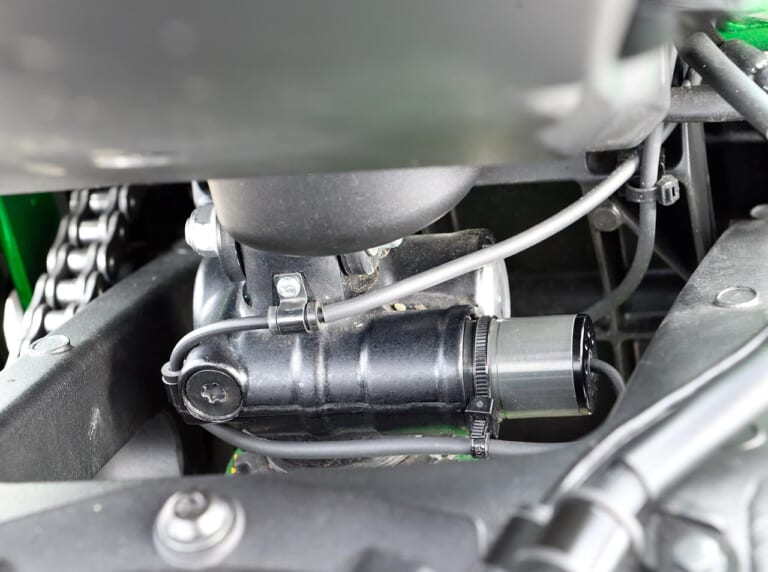 カワサキZ H2 SE|セミアクティブサスペンション・KECS&スカイフックEERA|カワサキZ H2 SE試乗インプレッション【振り幅の広い電子制御サスペンションで魅力アップ】