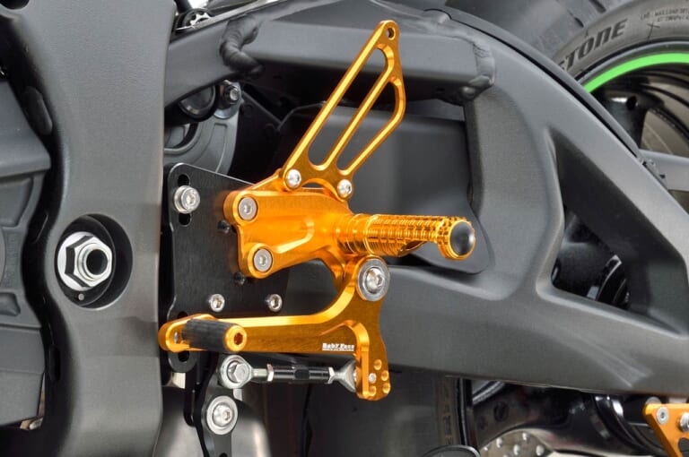 ベビーフェイス|レースコンセプトステップキット|ニンジャZX-10Rカスタム|ニンジャZX-10Rベビーフェイスカスタム【SBKウェポンにパフォーマンスパーツが登場】