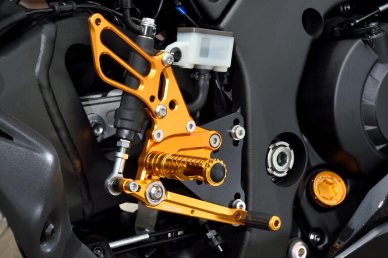 ベビーフェイス|レースコンセプトステップキット|ニンジャZX-10Rカスタム|ニンジャZX-10Rベビーフェイスカスタム【SBKウェポンにパフォーマンスパーツが登場】