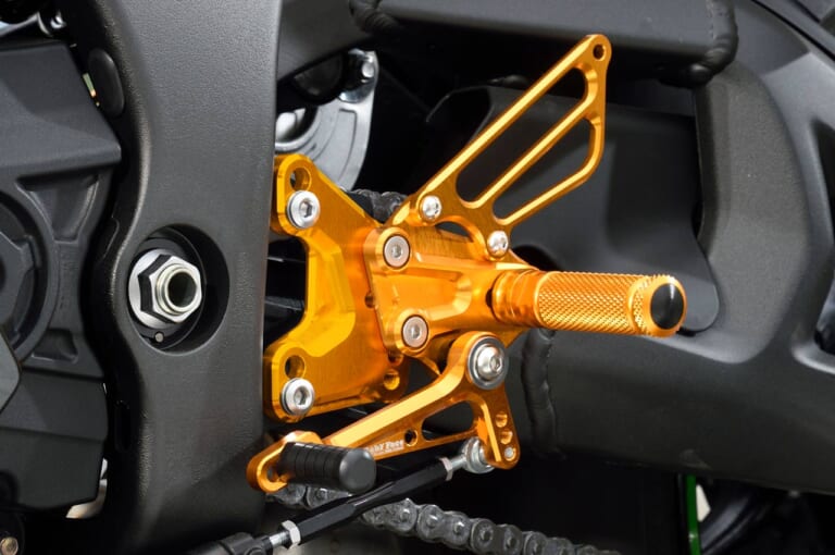 ベビーフェイス|パフォーマンスステップキット|ニンジャZX-10Rカスタム|ニンジャZX-10Rベビーフェイスカスタム【SBKウェポンにパフォーマンスパーツが登場】