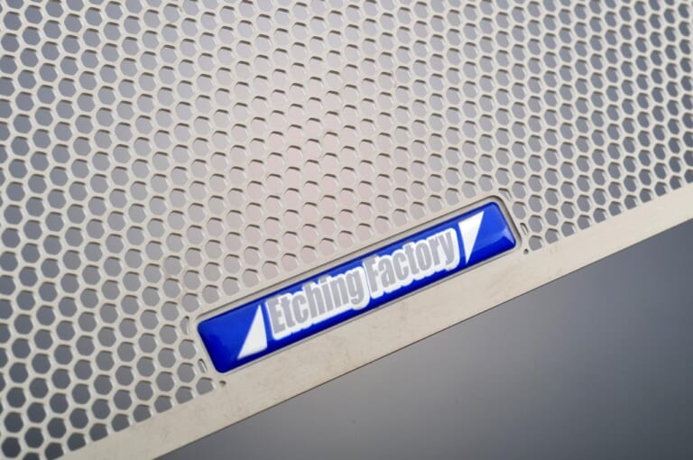 エッチングファクトリー|GSX1300R('21~)用ラジエター&オイルクーラーガードセット|エンブレム|シン・ハヤブサに専用設計のラジエターコアガードが登場〈エッチングファクトリー〉