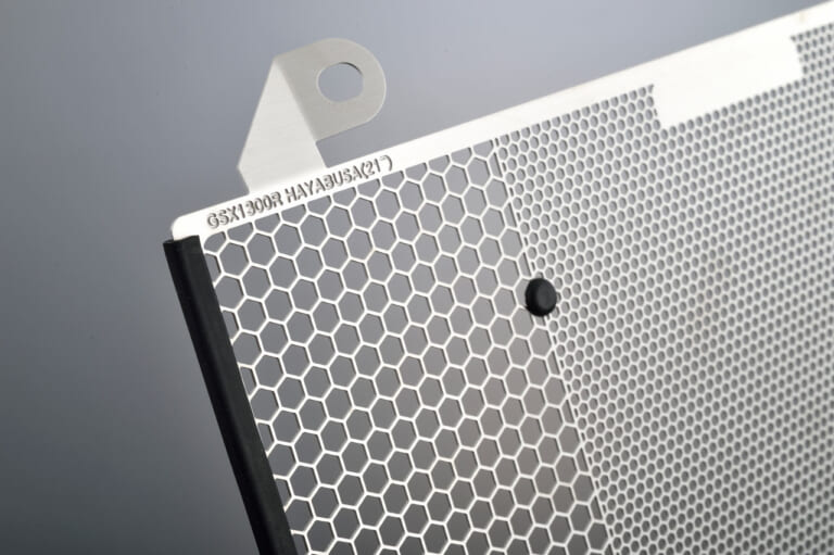 エッチングファクトリー|GSX1300R('21~)用ラジエター&オイルクーラーガードセット|ラバーガード|シン・ハヤブサに専用設計のラジエターコアガードが登場〈エッチングファクトリー〉