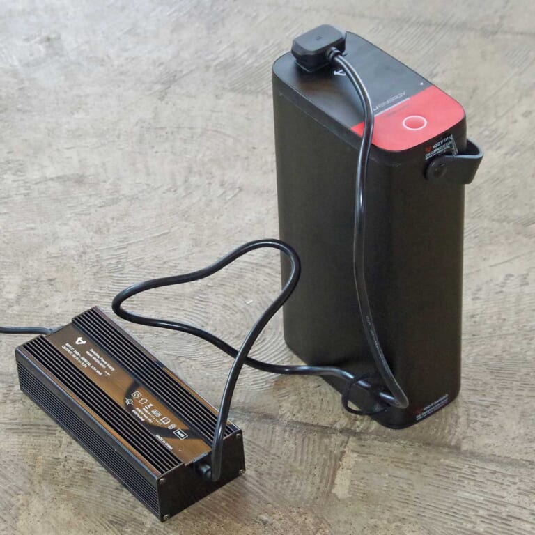 niu UQi Pro|バッテリー|GPS&SIM通信機能を搭載する電動バイク「ニウUQiプロ」試乗インプレッション