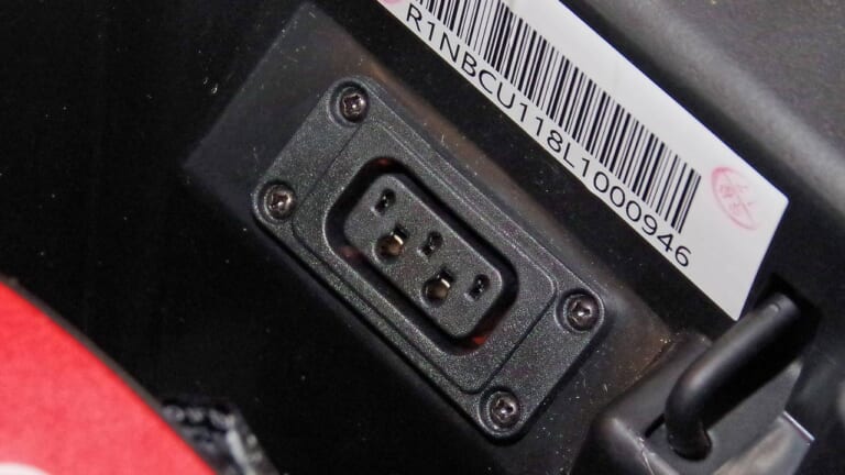 電動バイク|niu UQi Pro|充電口|GPS&SIM通信機能を搭載する電動バイク「ニウUQiプロ」試乗インプレッション