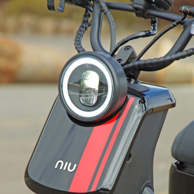 電動バイク|niu UQi Pro|ヘッドライト|GPS&SIM通信機能を搭載する電動バイク「ニウUQiプロ」試乗インプレッション