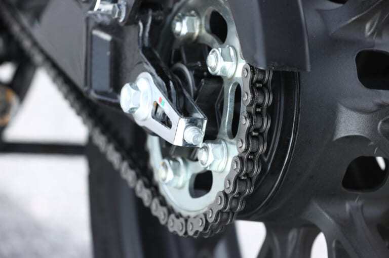 ホンダ GB350|チェーン|ホンダGB350ディテール写真解説【扱いやすさとフィーリングにこだわる新世代ネイキッド】