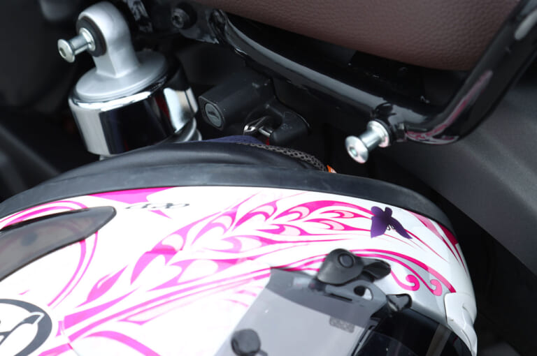 ホンダ GB350|ヘルメットホルダー|ホンダGB350ディテール写真解説【扱いやすさとフィーリングにこだわる新世代ネイキッド】