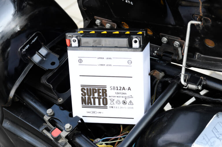 ’80s国産名車|カワサキZ400FX|電装|バッテリー|シートレール|’80s国産名車・カワサキZ400FX完調メンテナンス【エンジン腰上オーバーホールで往年の輝きを復活!】