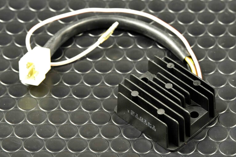 ’80s国産名車|カワサキZ400FX|電装|レギュレーター|レクチファイア|’80s国産名車・カワサキZ400FX完調メンテナンス【エンジン腰上オーバーホールで往年の輝きを復活!】