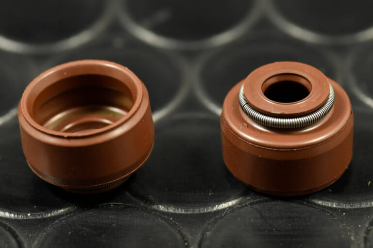 ’80s国産名車|カワサキZ400FX|エンジン|バルブステムシール|’80s国産名車・カワサキZ400FX完調メンテナンス【エンジン腰上オーバーホールで往年の輝きを復活!】