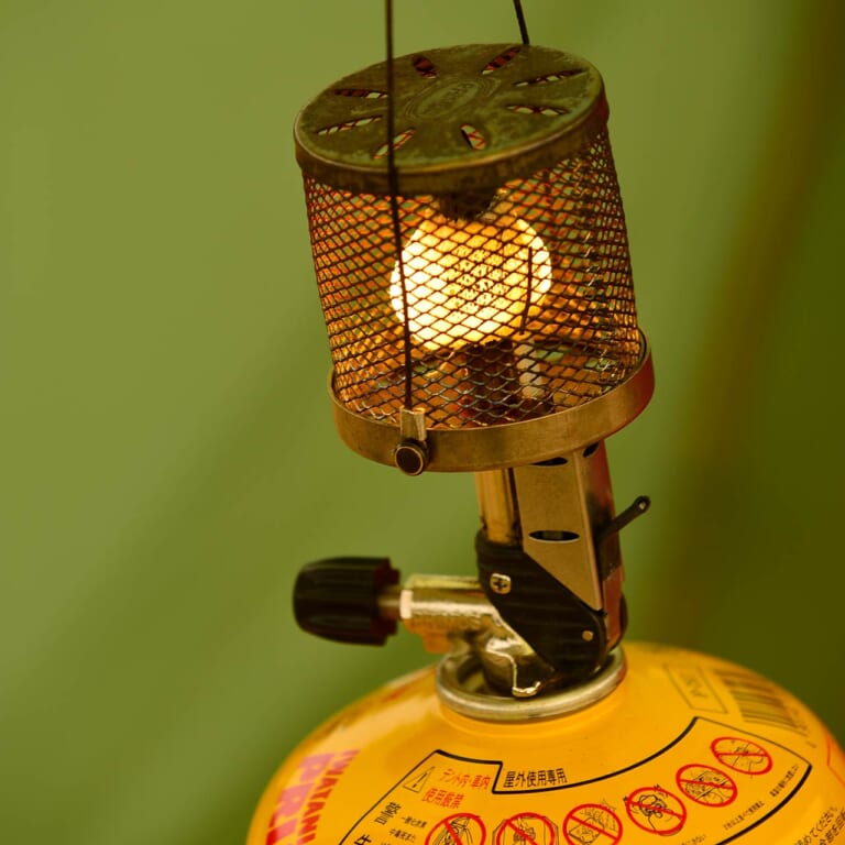 バイクでソロキャンプ|ライター・ヤタガイのこだわり|ガスランタン|“バイクでソロキャンプ”荷物どっさりキャンパー・ヤタガイの場合【載るなら全部持っていく!】