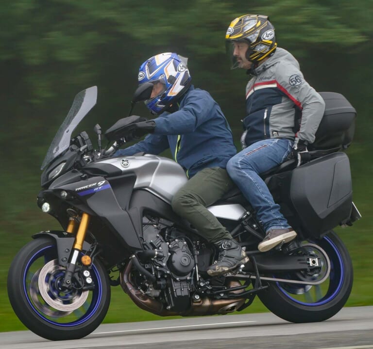 ヤマハトレーサー9GT試乗インプレッション|トップ&サイドケース|丸山浩の買い替え候補!? ヤマハ トレーサー9GT試乗インプレ【3気筒は7000rpmからバキッと!】