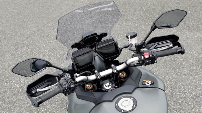 ヤマハ トレーサー9GT|ハンドルまわり|ヤマハ トレーサー9GTディテール写真解説【電サス/シフター/クルコン装備のお買い得仕様】