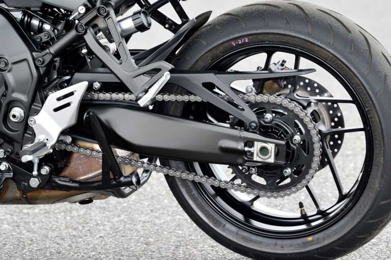 ヤマハ トレーサー9GT|スイングアームまわり|ヤマハ トレーサー9GTディテール写真解説【電サス/シフター/クルコン装備のお買い得仕様】