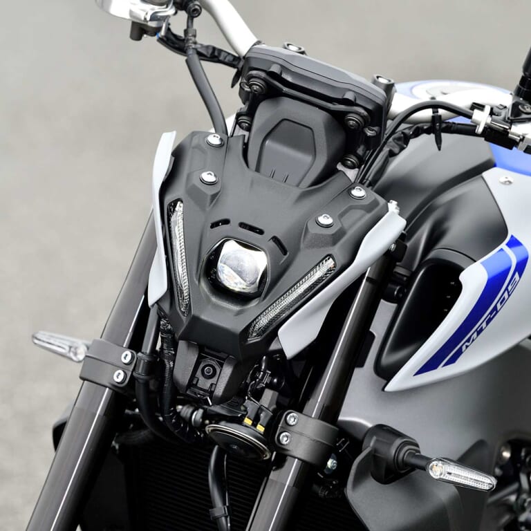 ヤマハMT-09|ヘッドライト|ヤマハMT-09/SPディテール写真解説【エンジン/フレーム/電子制御:全盛りフルモデルチェンジ】