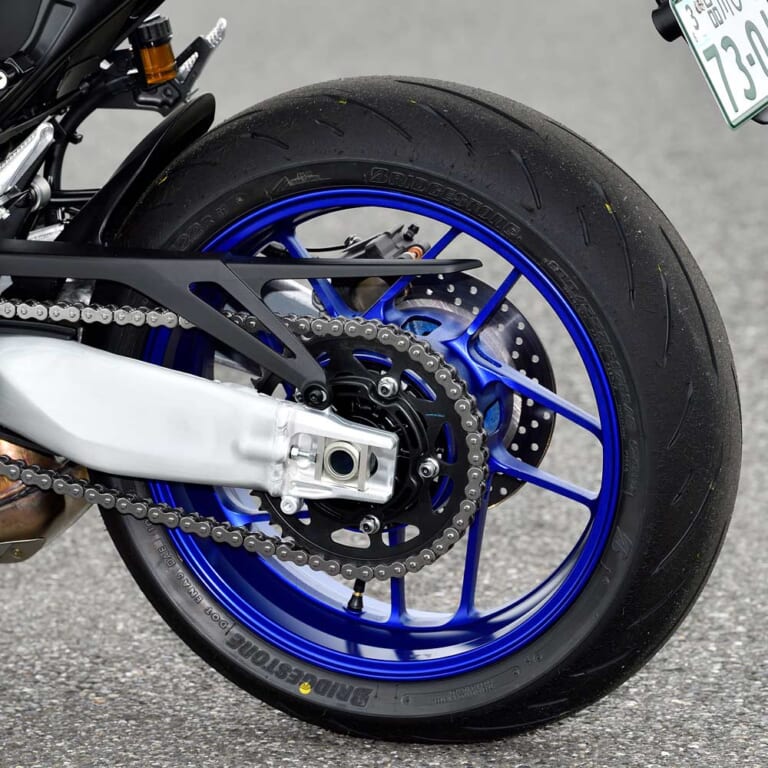 ヤマハMT-09SP|スイングアーム|ヤマハMT-09/SPディテール写真解説【エンジン/フレーム/電子制御:全盛りフルモデルチェンジ】