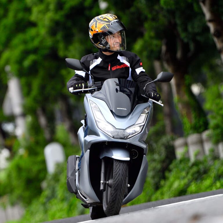 ホンダPCX|試乗インプレッション|令和の原付二種HY戦争勃発?! ヤマハNMAX vs ホンダPCX〈#2 試乗インプレッション比較〉
